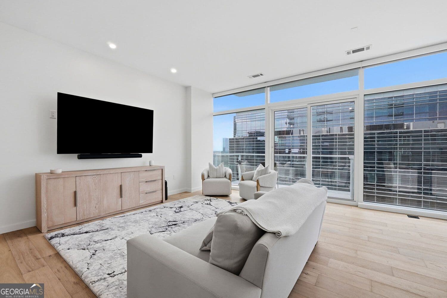 1 bedroom, 1 bathroom, 869 sq ft condominium for sale at 45 Ivan Allen Jr Boulevard 1704, Atlanta, GA 30308 — photo 6