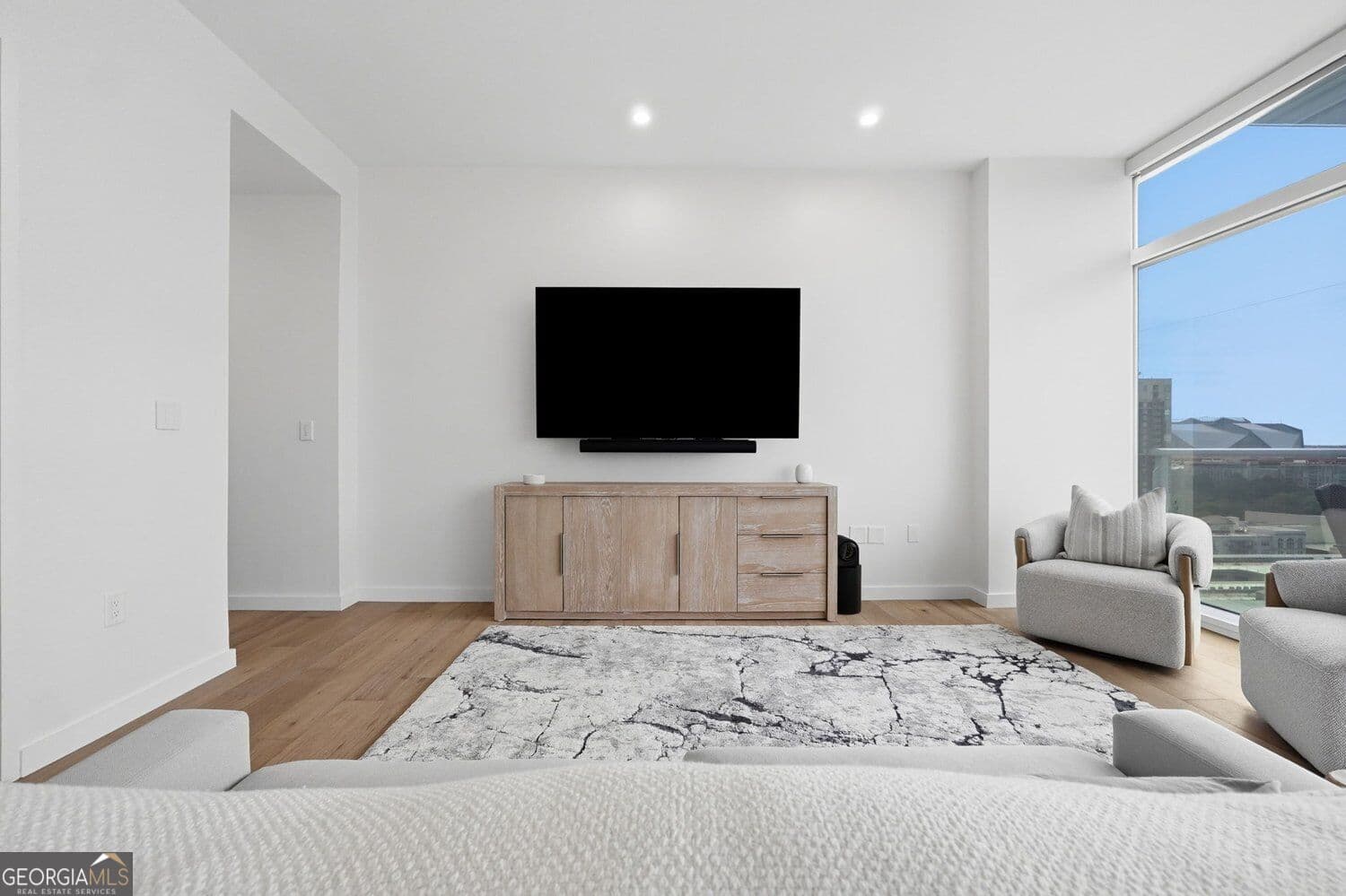 1 bedroom, 1 bathroom, 869 sq ft condominium for sale at 45 Ivan Allen Jr Boulevard 1704, Atlanta, GA 30308 — photo 5