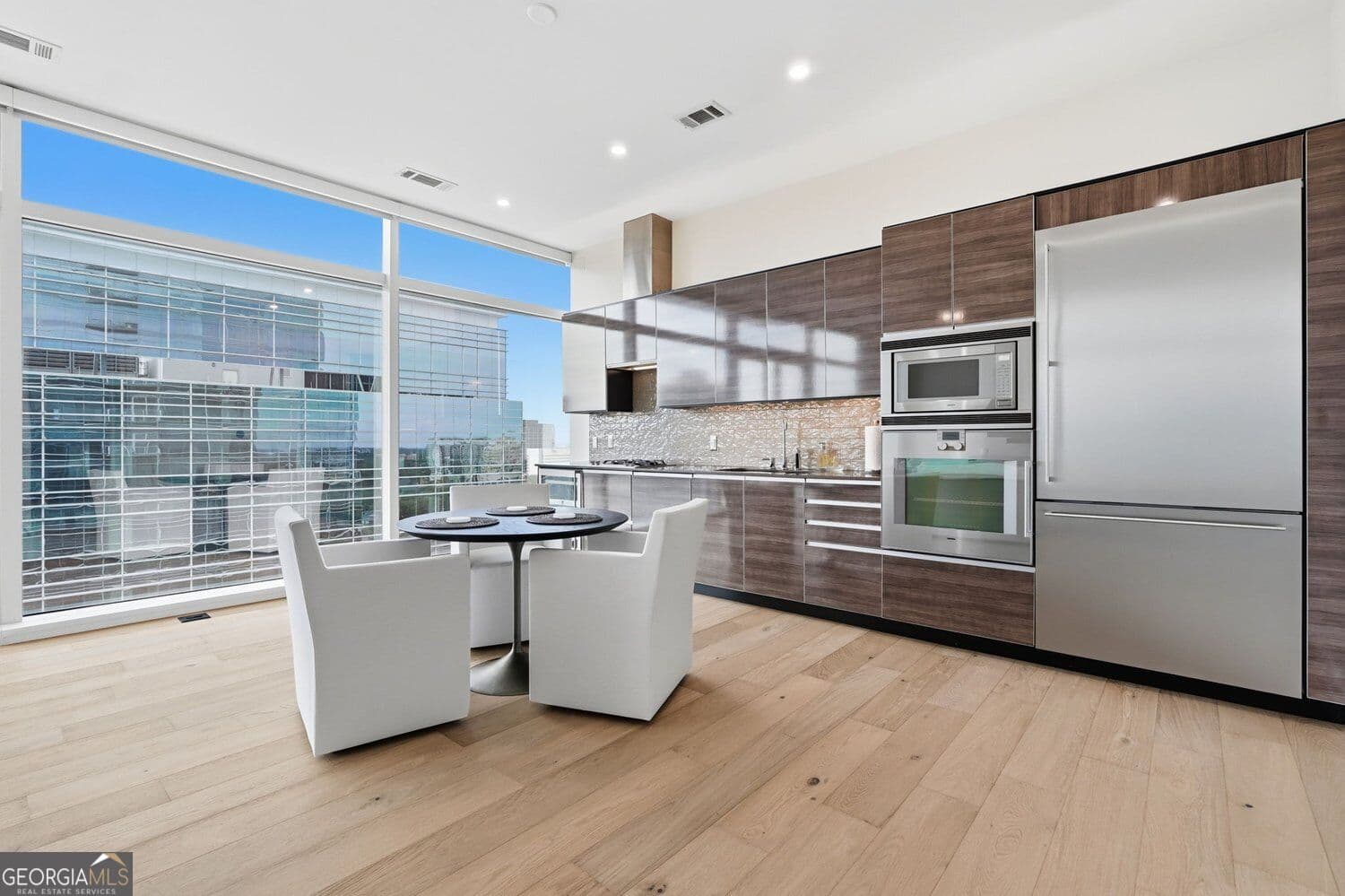 1 bedroom, 1 bathroom, 869 sq ft condominium for sale at 45 Ivan Allen Jr Boulevard 1704, Atlanta, GA 30308 — photo 10