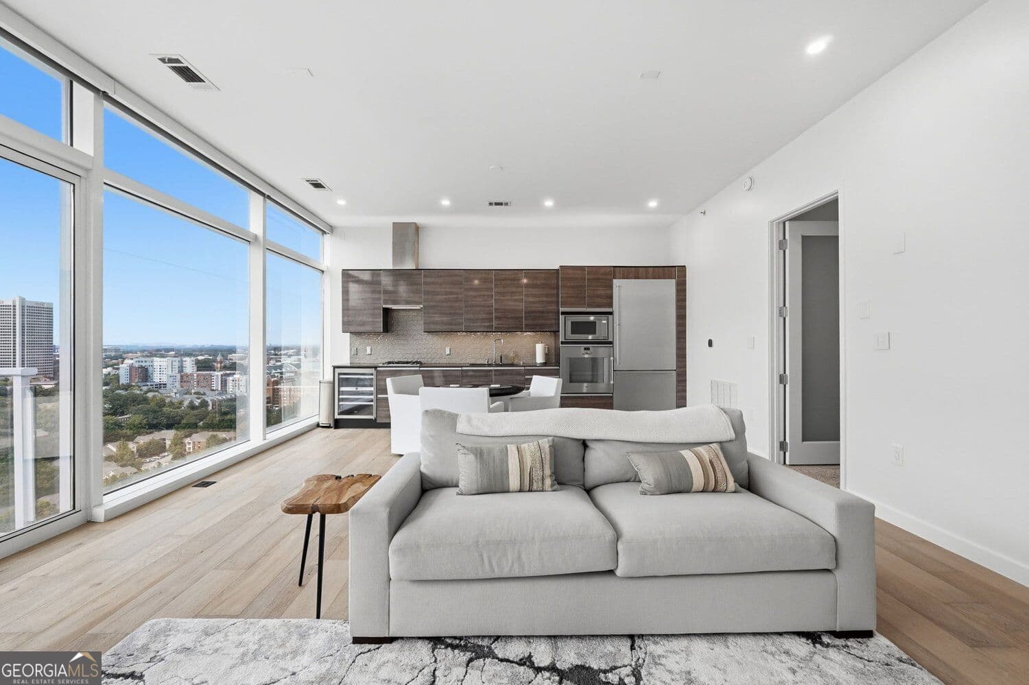 1 bedroom, 1 bathroom, 869 sq ft condominium for sale at 45 Ivan Allen Jr Boulevard 1704, Atlanta, GA 30308 — photo 8