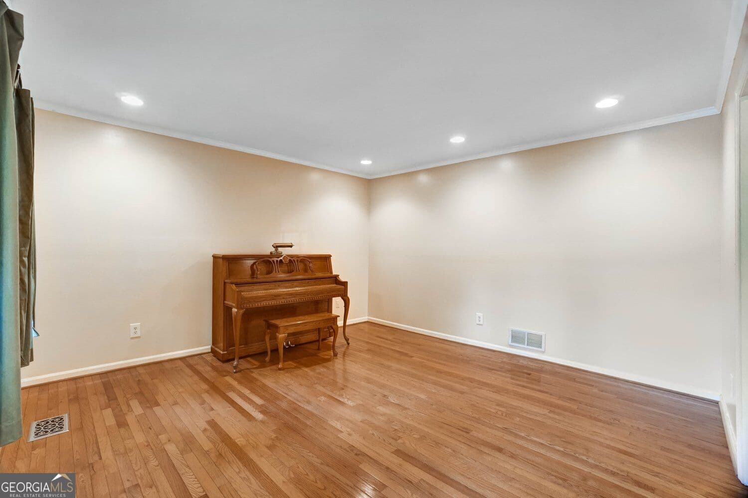4 bedroom, 2.5 bathroom, 2,356 sq ft single family residence for rent at 295 Oakmere Road, Alpharetta, GA 30009 for $4,250 a month — photo 7