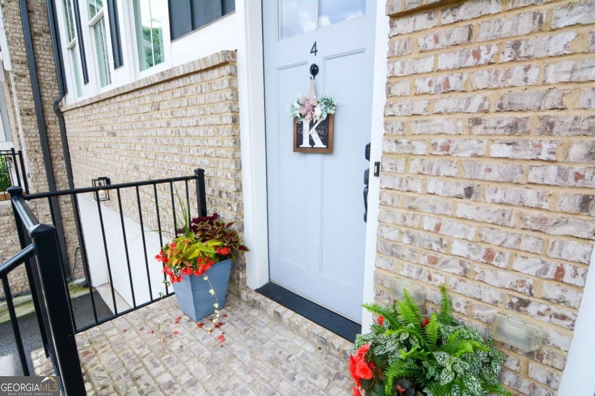 4 bedroom, 3.5 bathroom, 2,604 sq ft townhouse for sale at 370 Thrasher Street 4, Norcross, GA 30071 — photo 2