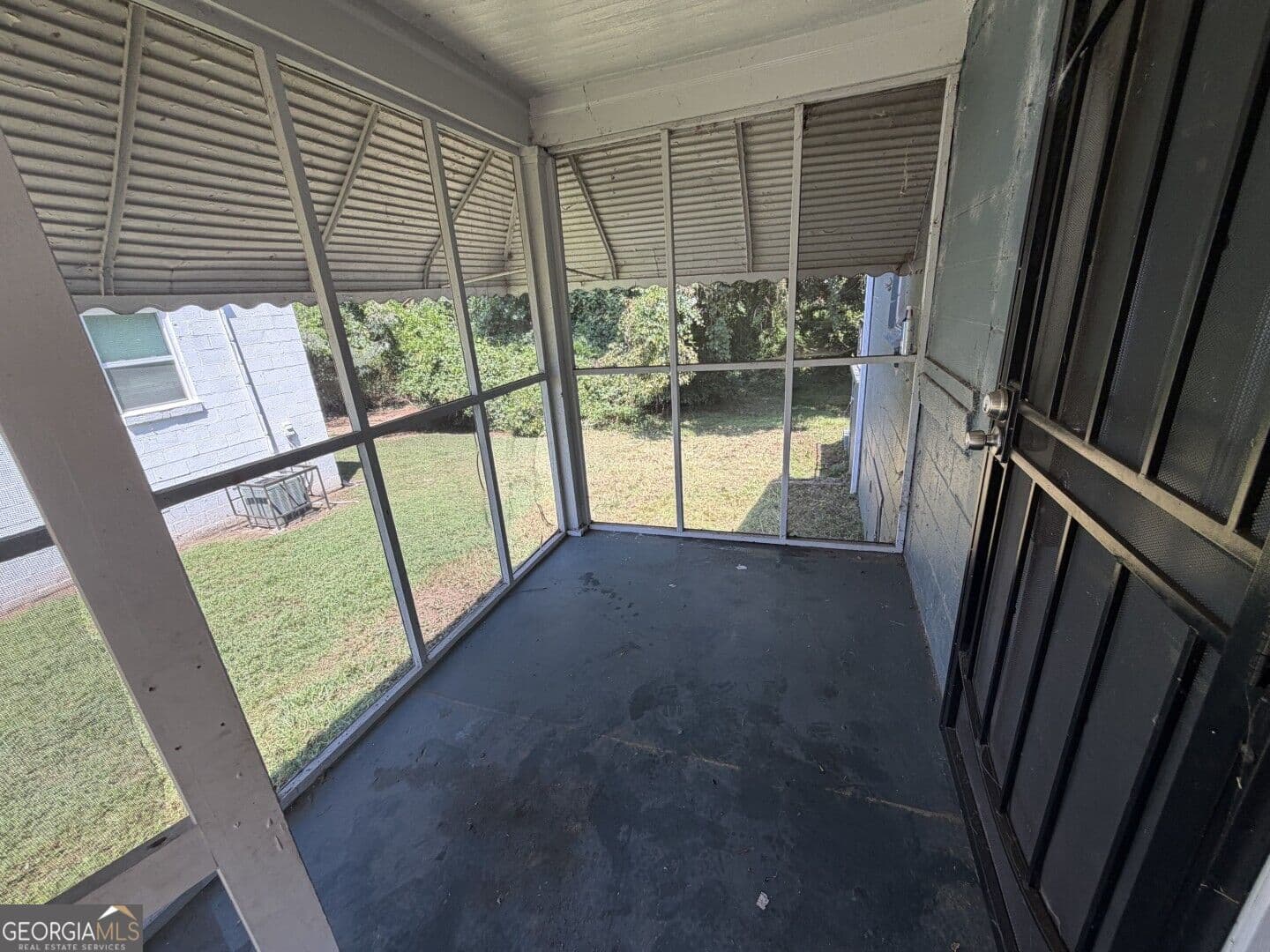 3 bedroom, 2 bathroom, 976 sq ft single family residence for sale at 2557 Loghaven Drive, Atlanta, GA 30318 — photo 2