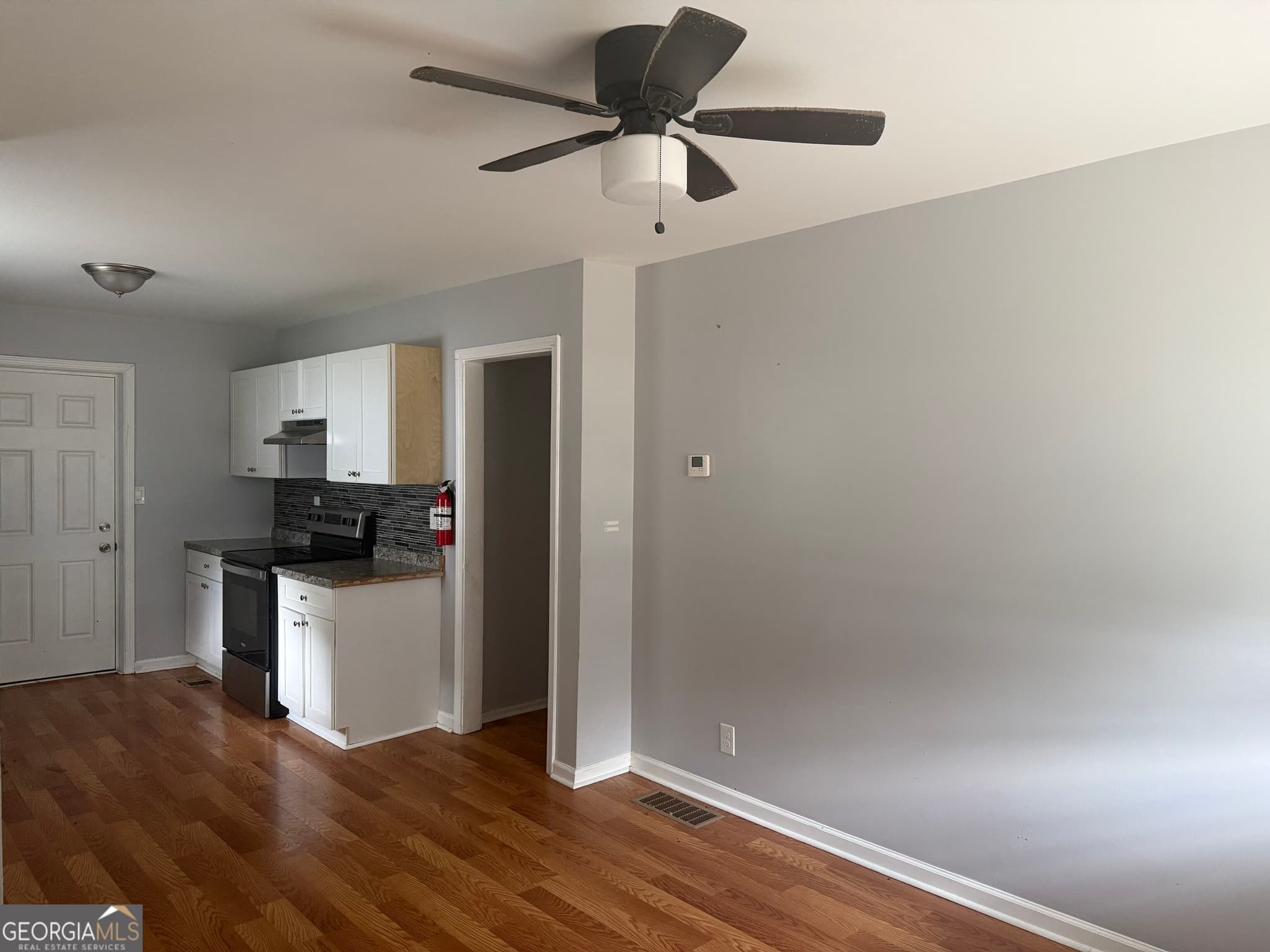 3 bedroom, 2 bathroom, 976 sq ft single family residence for sale at 2557 Loghaven Drive, Atlanta, GA 30318 — photo 5