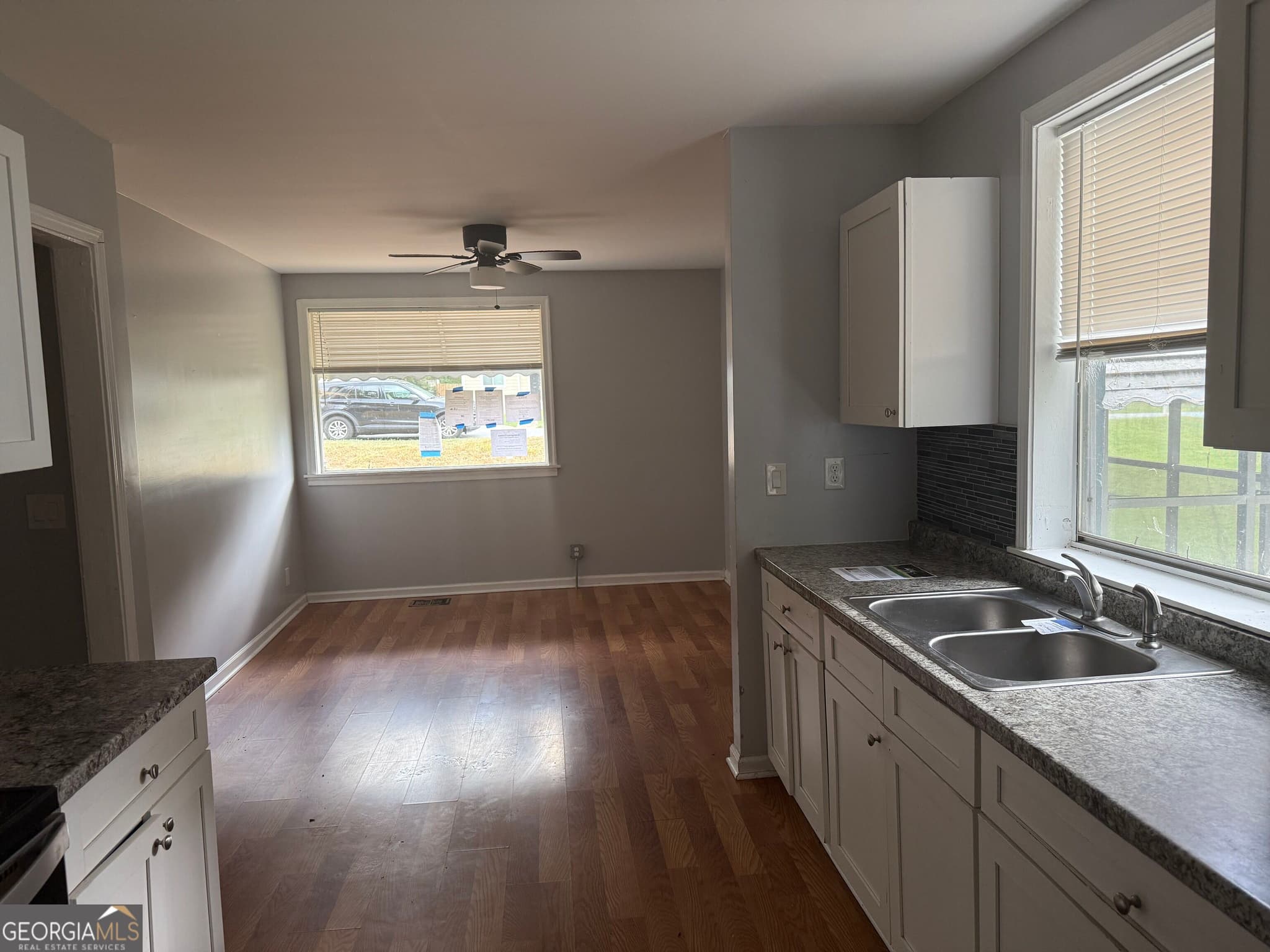 3 bedroom, 2 bathroom, 976 sq ft single family residence for sale at 2557 Loghaven Drive, Atlanta, GA 30318 — photo 4
