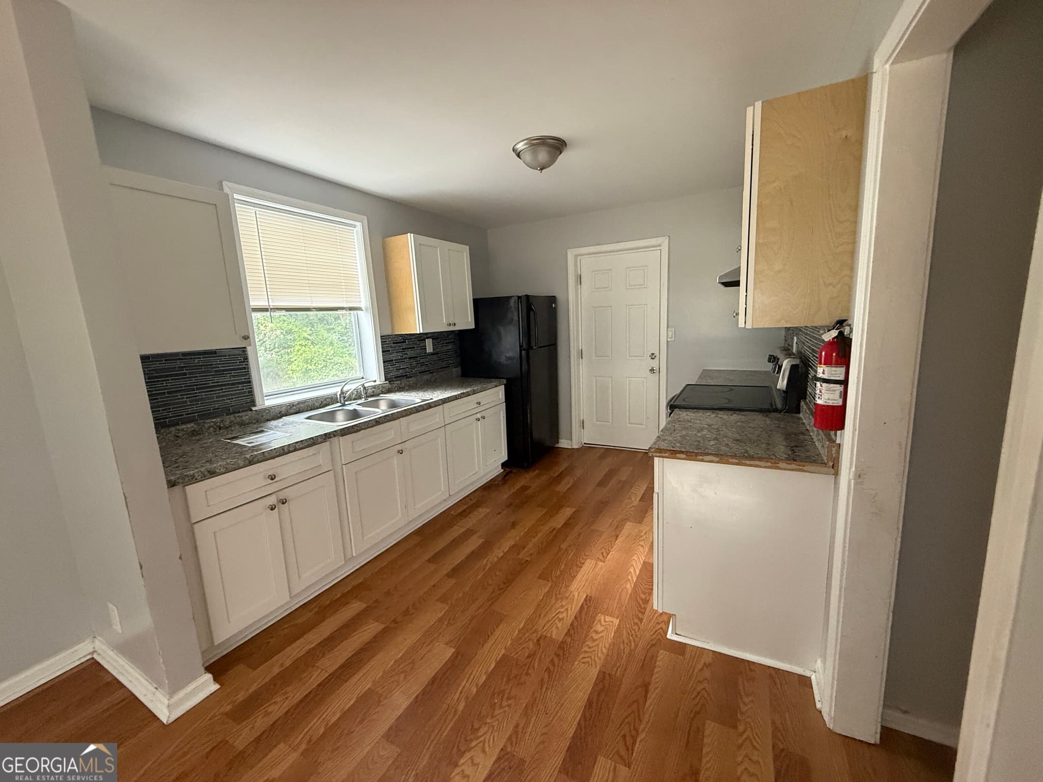 3 bedroom, 2 bathroom, 976 sq ft single family residence for sale at 2557 Loghaven Drive, Atlanta, GA 30318 — photo 8