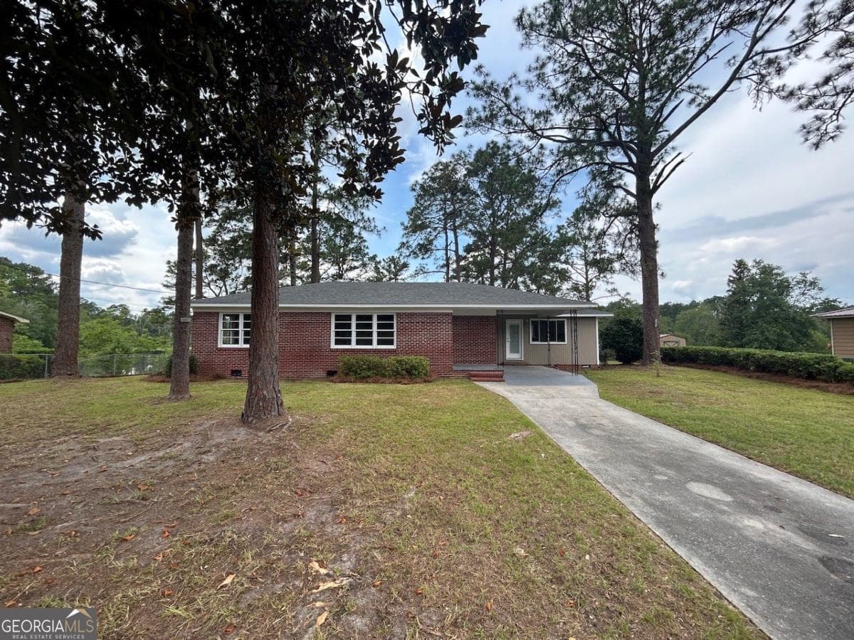 4 bedroom, 2 bathroom, 1,423 sq ft single family residence for sale at 843 Prosperity Drive, Swainsboro, GA 30401