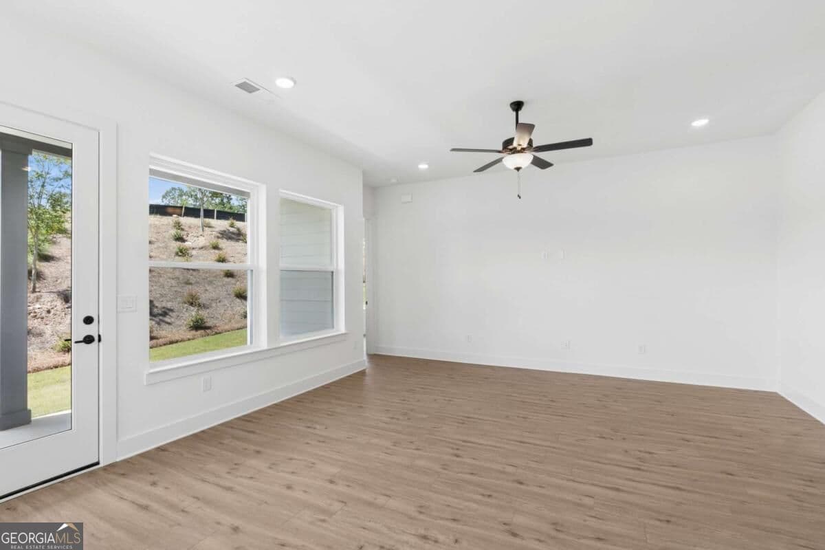 3 bedroom, 3 bathroom, 2,289 sq ft single family residence for sale at 1335 Autumn Lake Drive, Gainesville, GA 30504 — photo 8