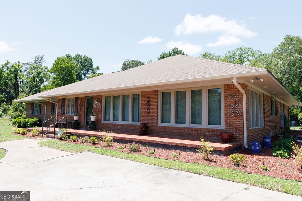 3 bedroom, 2.5 bathroom, 3,382 sq ft single family residence for sale at 211 N Broad Street, Buena Vista, GA 31803 — photo 2