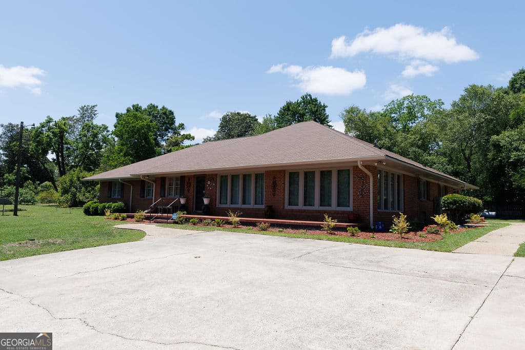 3 bedroom, 2.5 bathroom, 3,382 sq ft single family residence for sale at 211 N Broad Street, Buena Vista, GA 31803 — photo 5