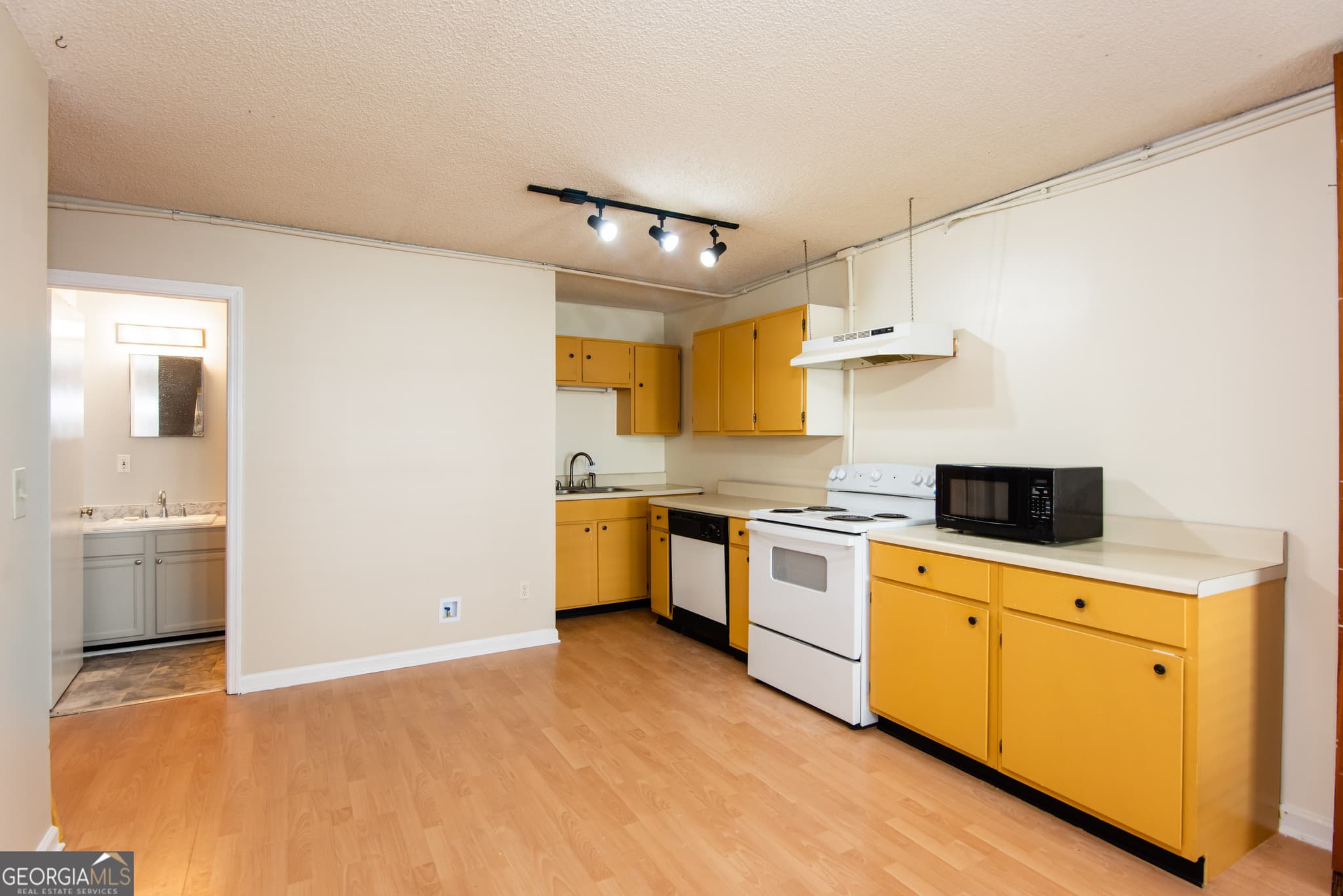4 bedroom, 2 bathroom quadruplex for rent at 664 Bellemeade Avenue B-2, Atlanta, GA 30318 for $2,195 a month — photo 3