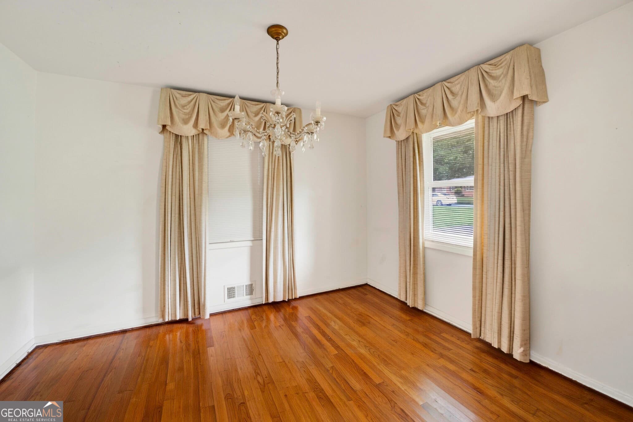 7 bedroom, 5 bathroom, 2,454 sq ft single family residence for sale at 3130 Stratford Arms Drive, Atlanta, GA 30341 — photo 7