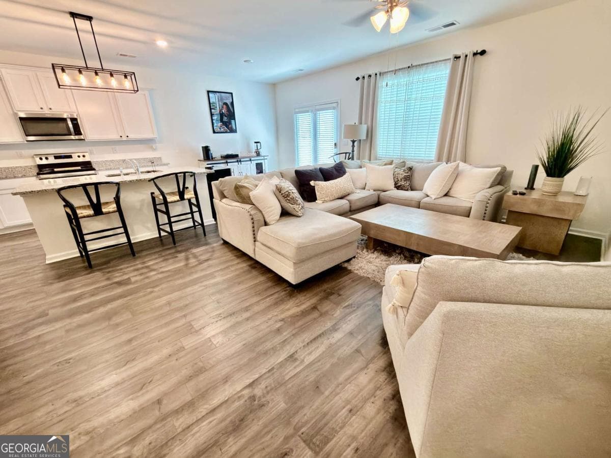 3 bedroom, 2.5 bathroom, 1,880 sq ft townhouse for sale at 111 Hampton Circle, Mcdonough, GA 30253 — photo 9