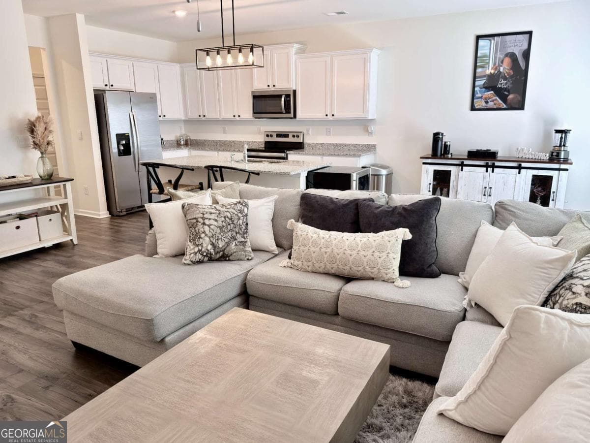 3 bedroom, 2.5 bathroom, 1,880 sq ft townhouse for sale at 111 Hampton Circle, Mcdonough, GA 30253 — photo 10