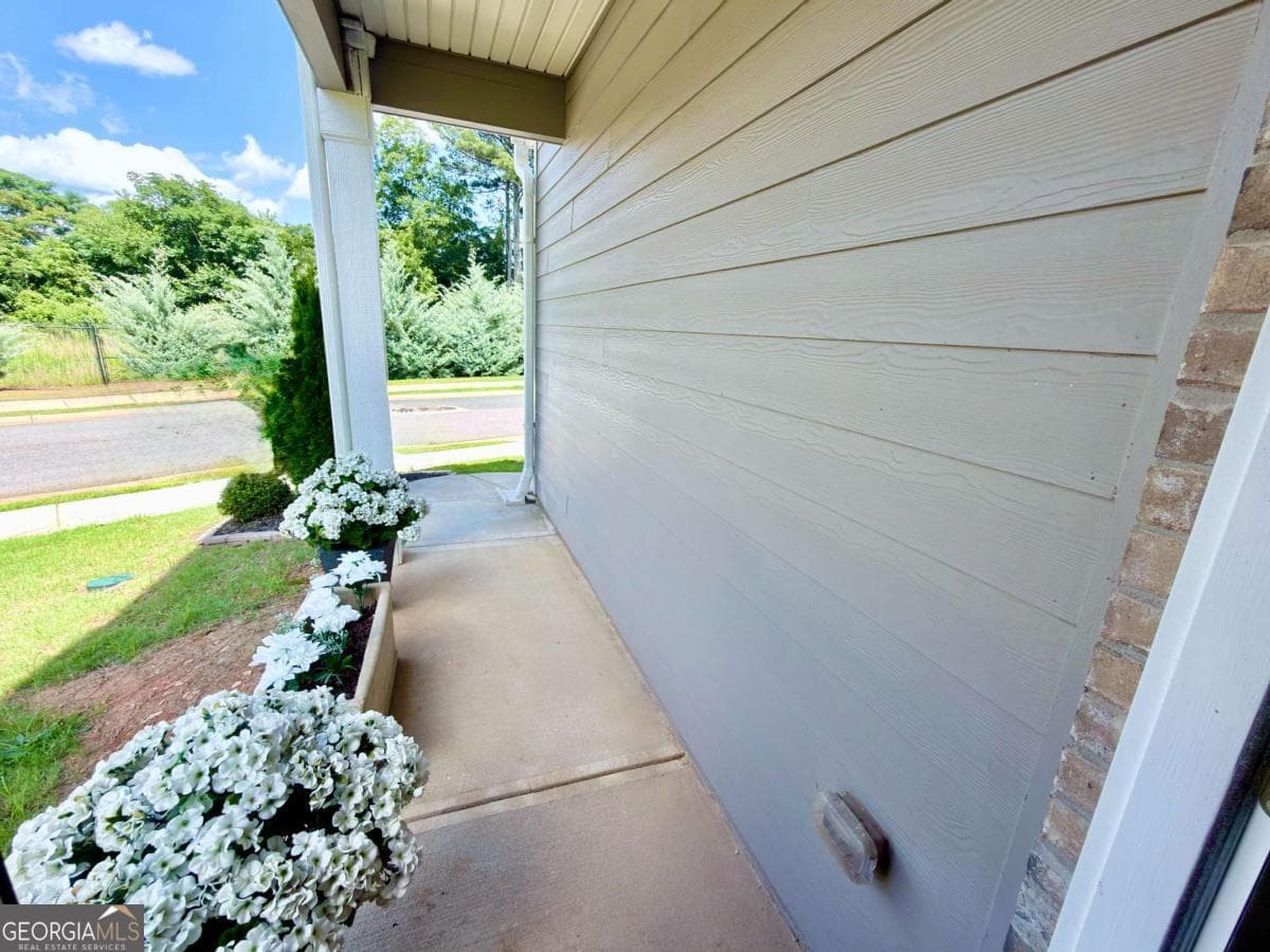 3 bedroom, 2.5 bathroom, 1,880 sq ft townhouse for sale at 111 Hampton Circle, Mcdonough, GA 30253 — photo 4