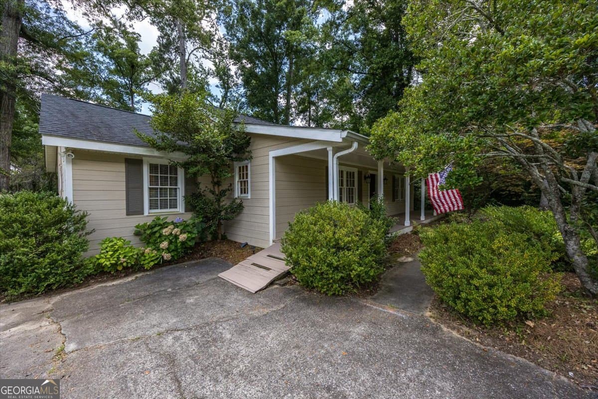 3 bedroom, 2 bathroom, 1,764 sq ft single family residence for sale at 3240 Lousie Place, Macon, GA 31204 — photo 2