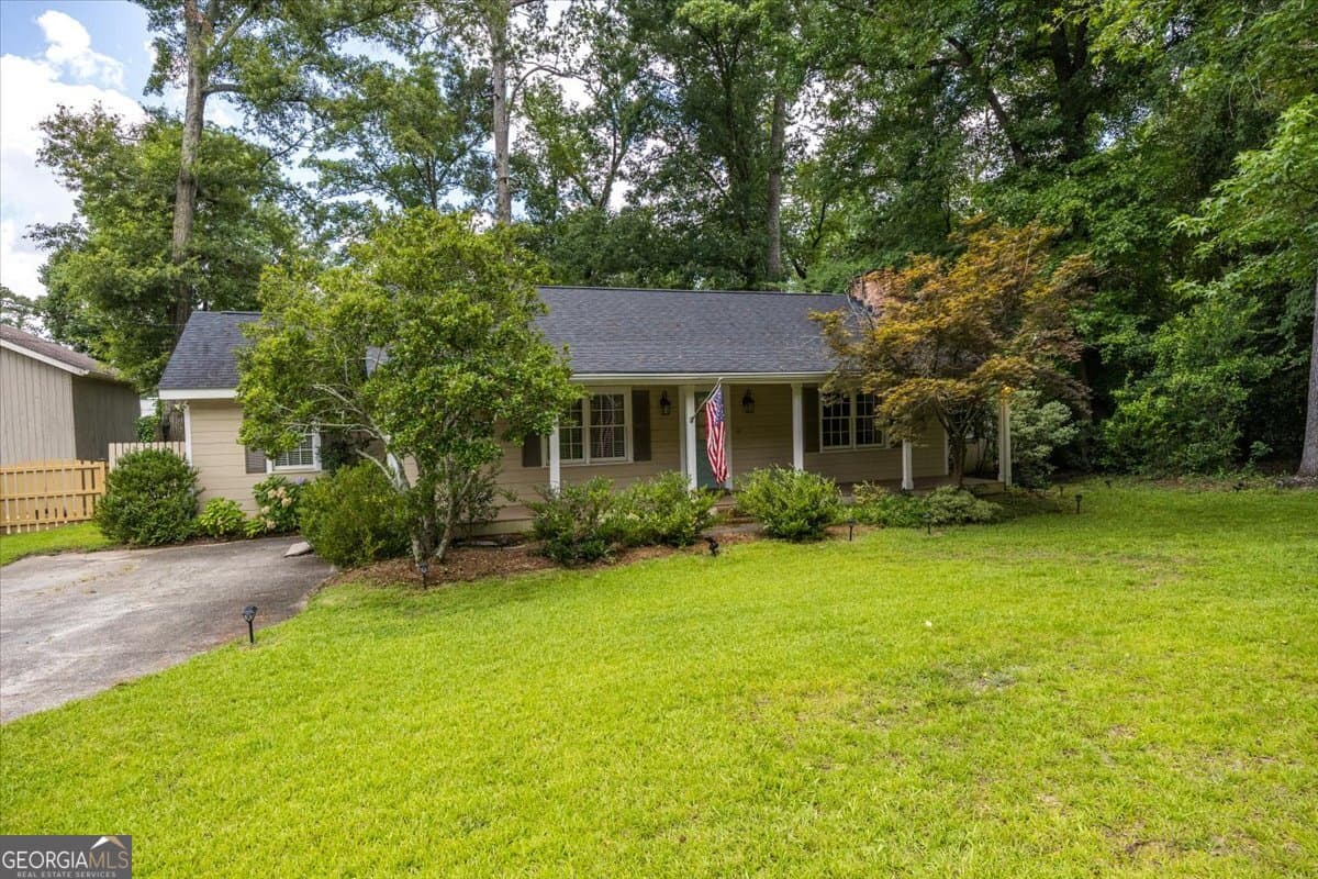 3 bedroom, 2 bathroom, 1,764 sq ft single family residence for sale at 3240 Lousie Place, Macon, GA 31204 — photo 1 of 27
