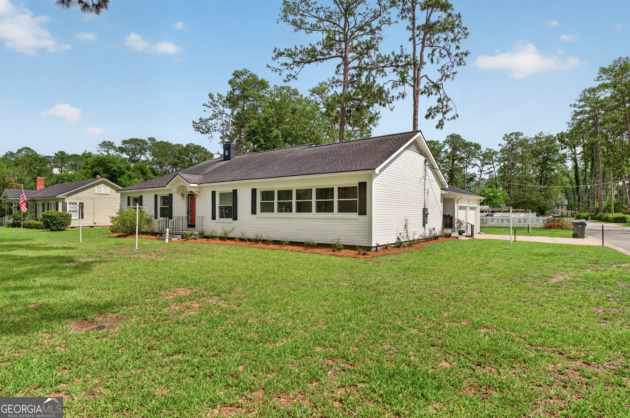 3 bedroom, 2 bathroom, 2,334 sq ft single family residence for sale at 808 Seminole Trail, Waycross, GA 31501 — photo 2