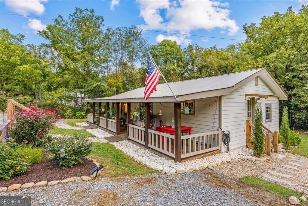 2 bedroom, 2 bathroom, 1,224 sq ft single family residence for sale at 325 Austin Street, Blue Ridge, GA 30513 — photo 2