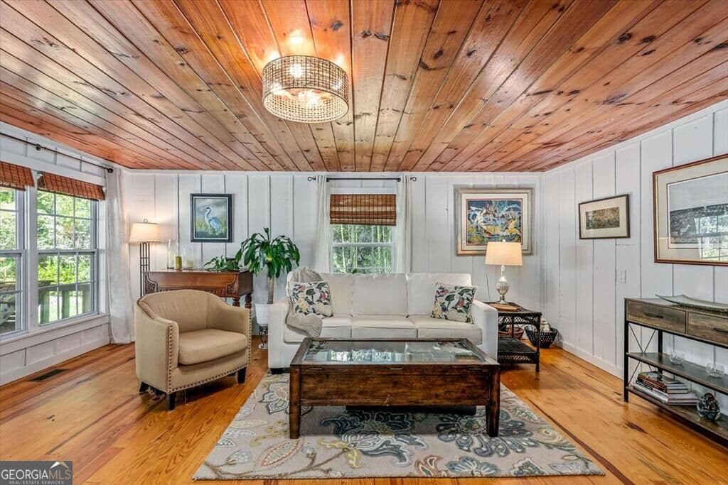 2 bedroom, 2 bathroom, 1,224 sq ft single family residence for sale at 325 Austin Street, Blue Ridge, GA 30513 — photo 5