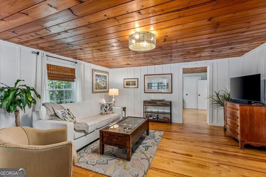 2 bedroom, 2 bathroom, 1,224 sq ft single family residence for sale at 325 Austin Street, Blue Ridge, GA 30513 — photo 4