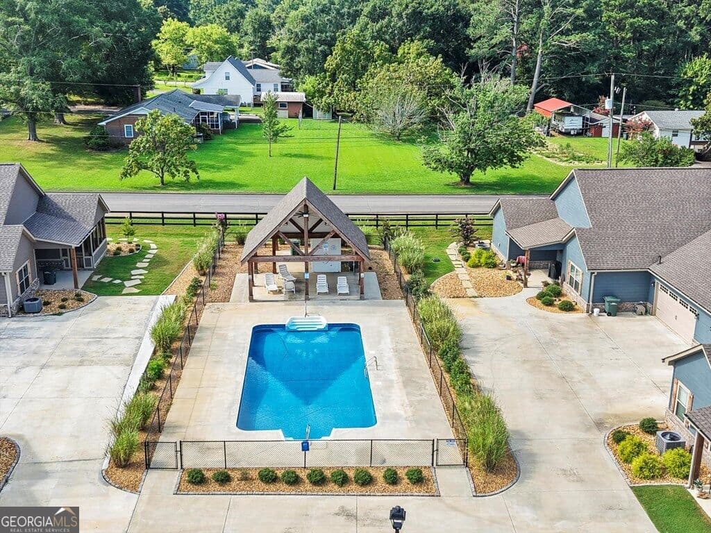 2 bedroom, 2.5 bathroom, 1,450 sq ft townhouse for sale at 84 Maddox Lane, Chatsworth, GA 30705 — photo 2