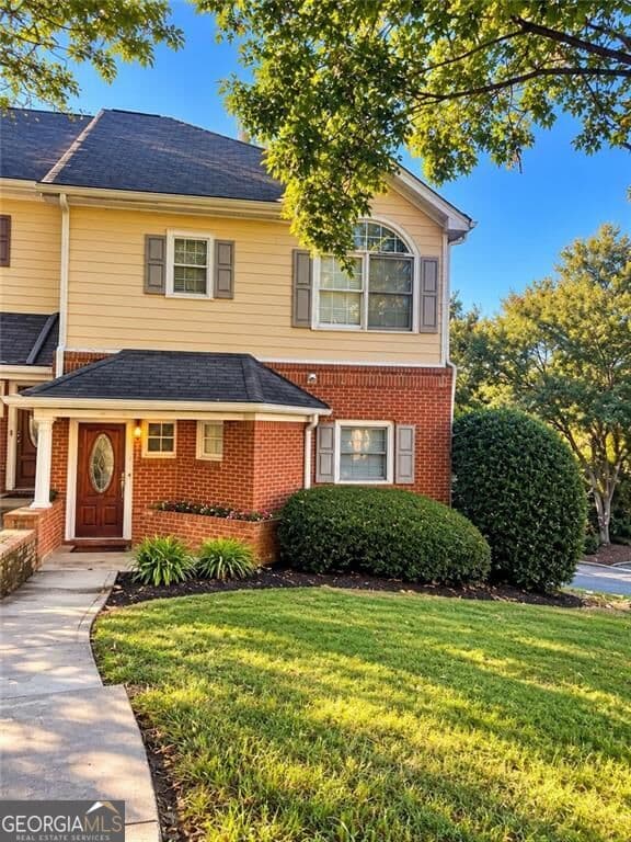 3 bedroom, 2.5 bathroom, 1,850 sq ft townhouse for sale at 8620 Hope Mews Court, Sandy Springs, GA 30350 — photo 1 of 27