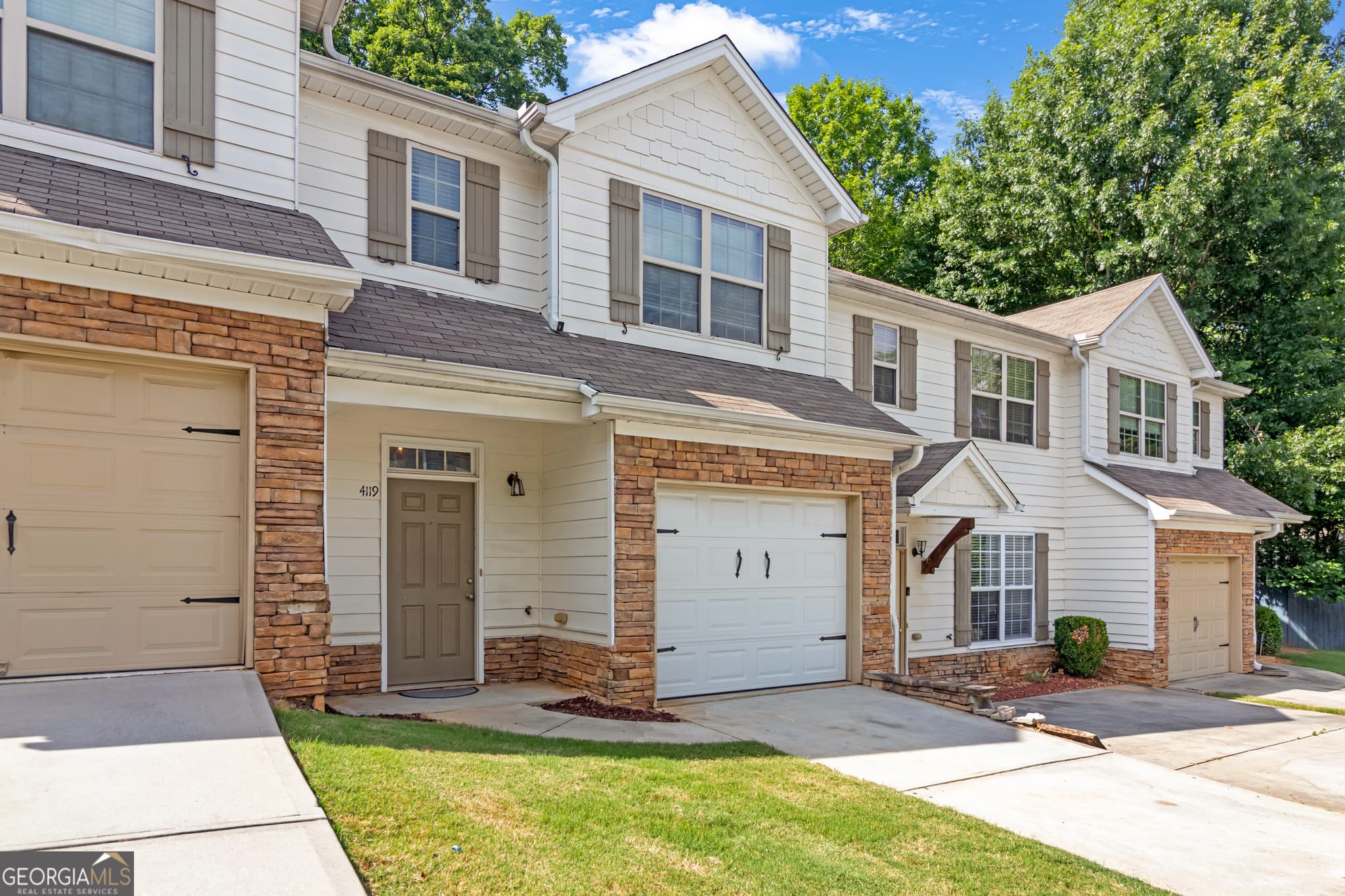 3 bedroom, 2.5 bathroom, 1,485 sq ft condominium for sale at 4119 Stone Trace Drive, Atlanta, GA 30344 — photo 2