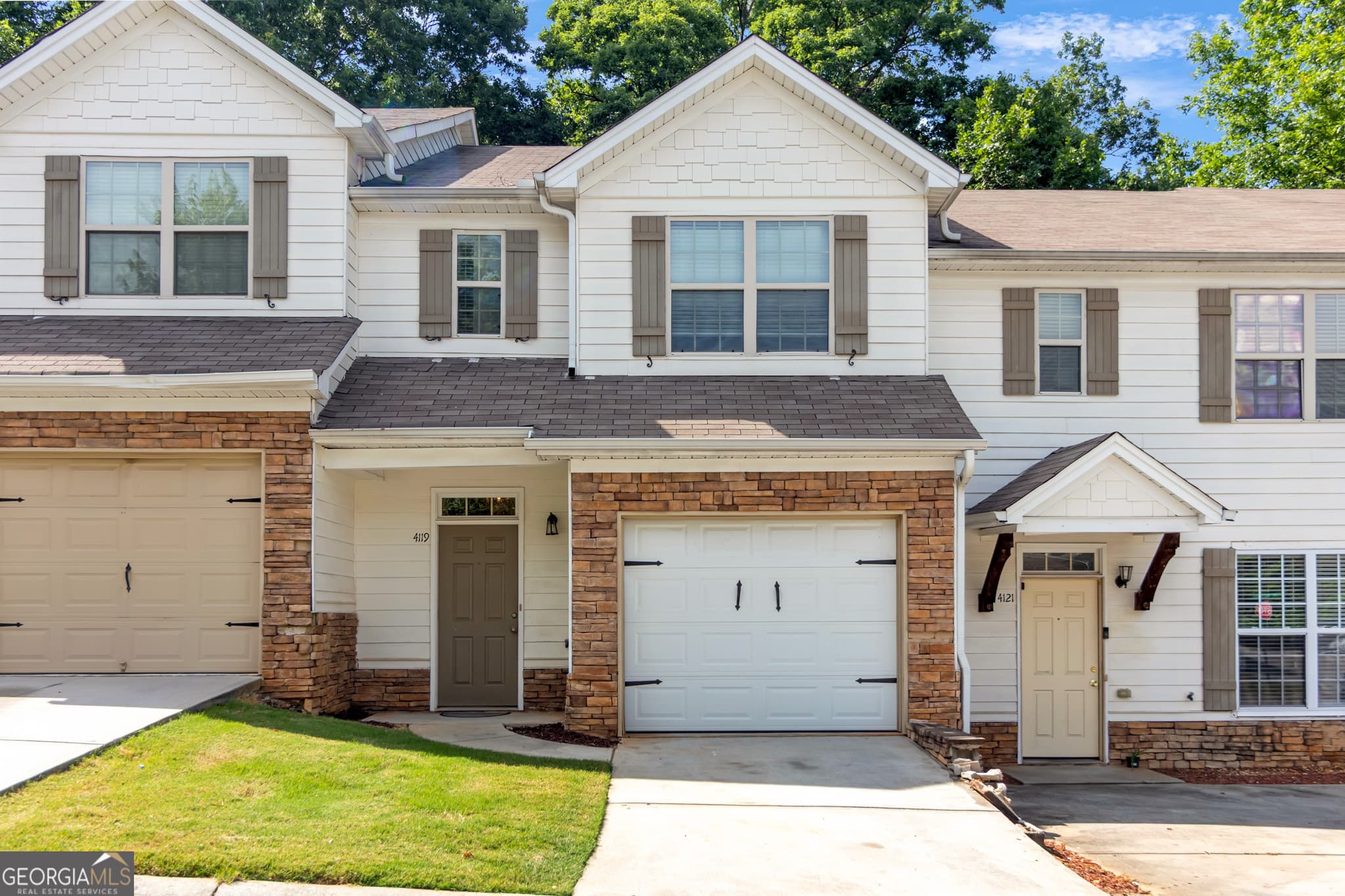 3 bedroom, 2.5 bathroom, 1,485 sq ft condominium for sale at 4119 Stone Trace Drive, Atlanta, GA 30344 — photo 1 of 23
