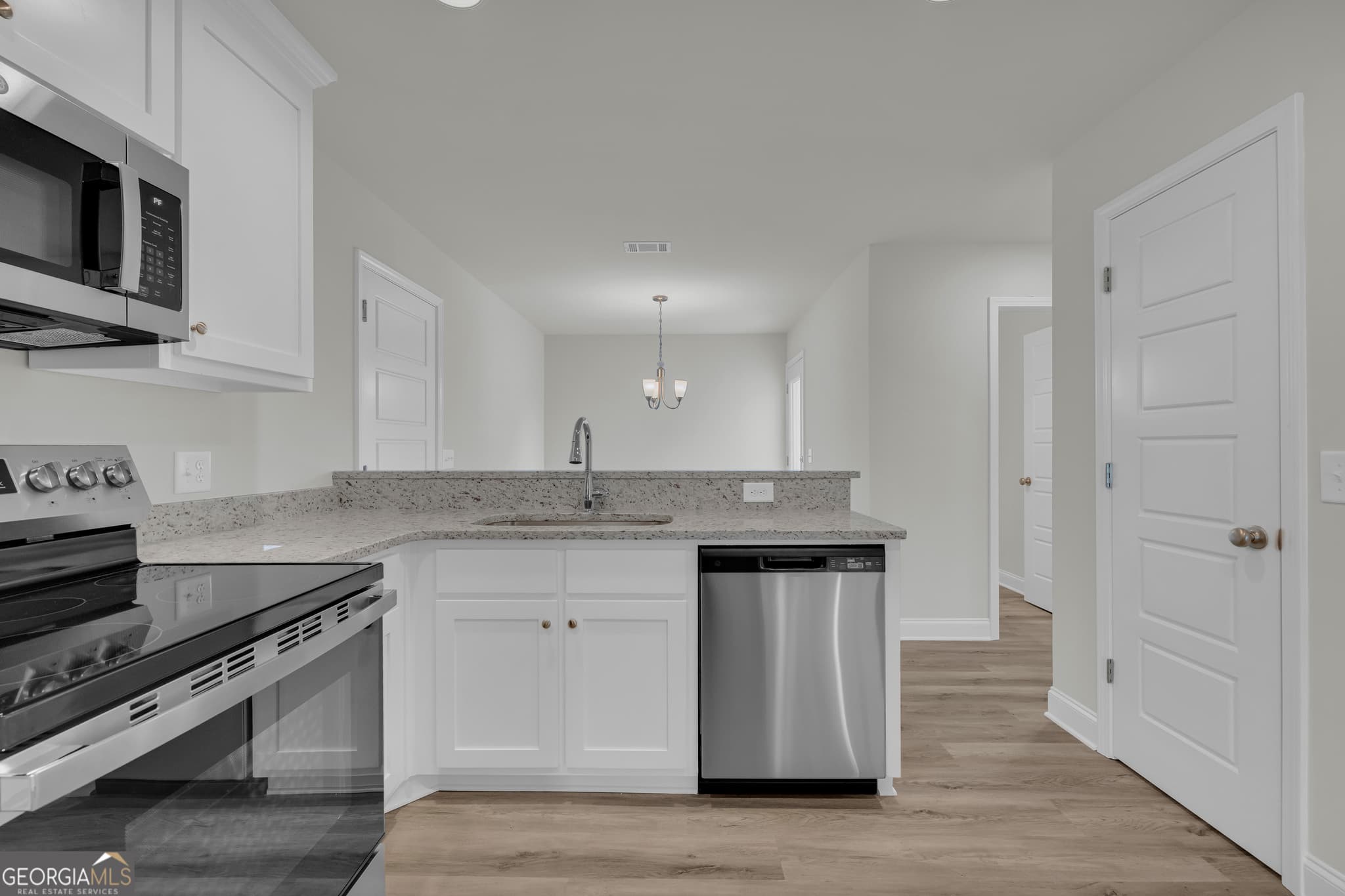 4 bedroom, 2.5 bathroom, 2,261 sq ft single family residence for sale at 1331 S Fairview Road, Lavonia, GA 30553 — photo 3