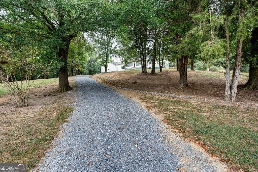 3 bedroom, 2 bathroom, 2,100 sq ft single family residence for sale at 960 Mcentyre Loop, Calhoun, GA 30701 — photo 3