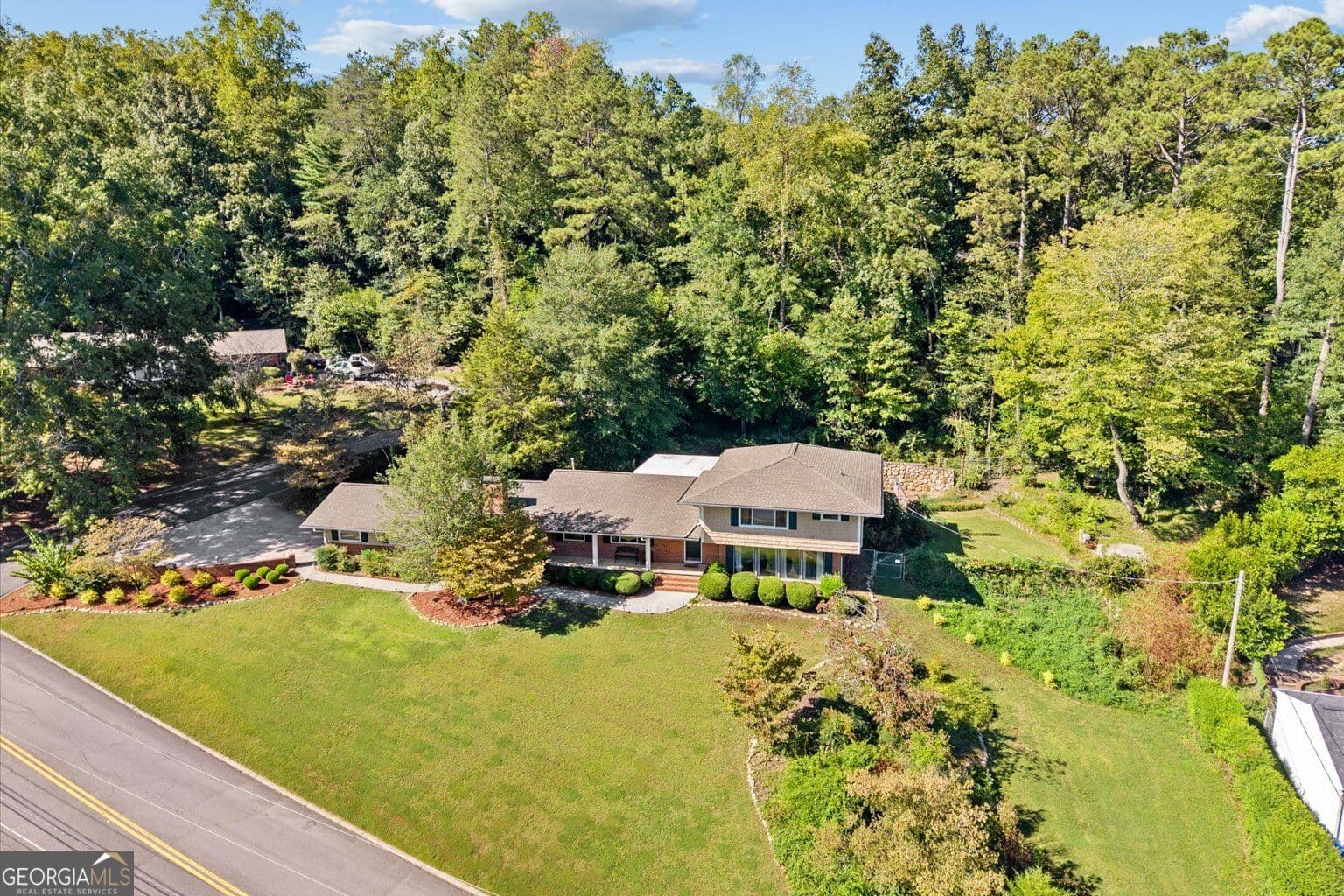 4 bedroom, 3 bathroom, 2,987 sq ft single family residence for sale at 1410 Sherwood Drive, Dalton, GA 30720 — photo 2