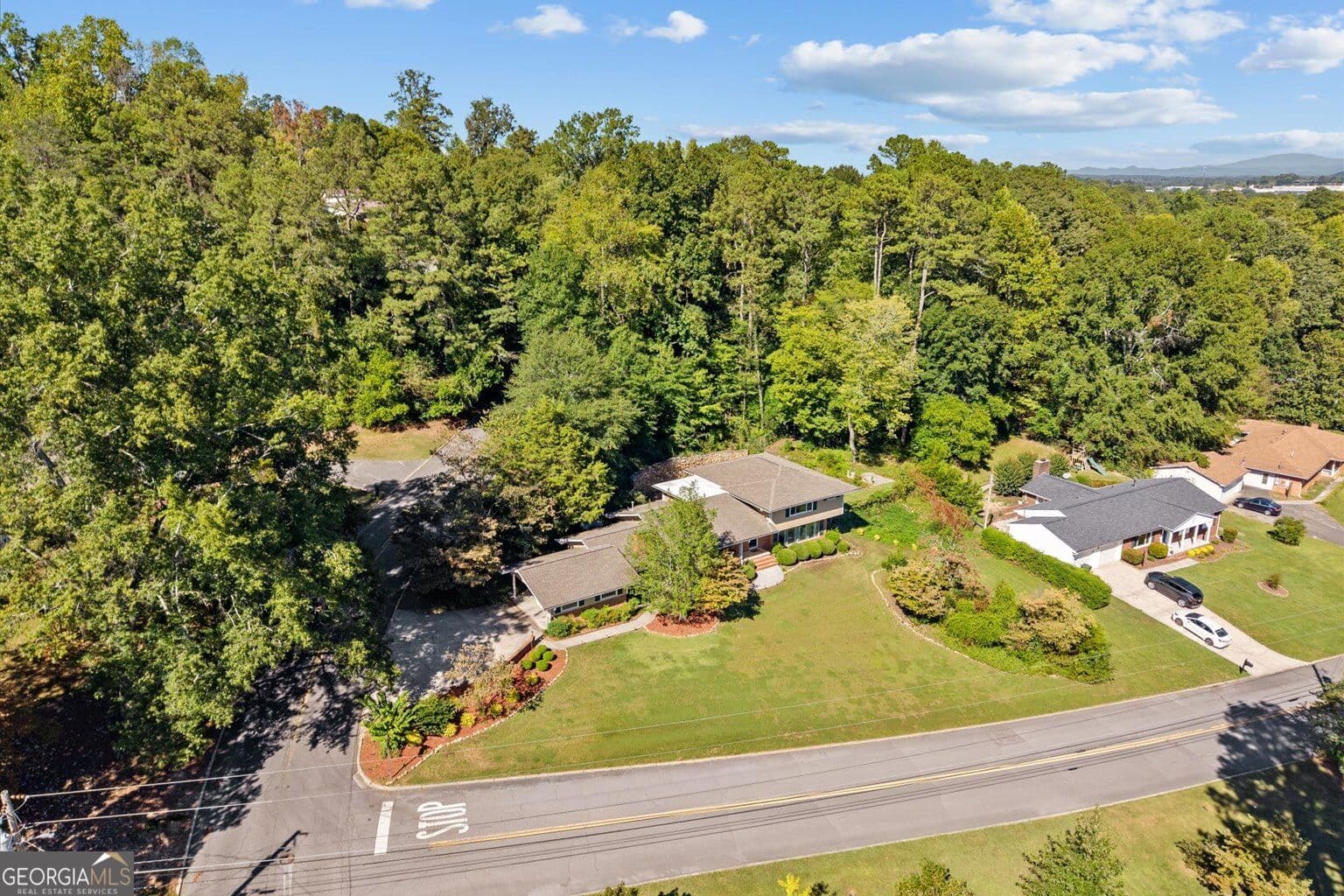 4 bedroom, 3 bathroom, 2,987 sq ft single family residence for sale at 1410 Sherwood Drive, Dalton, GA 30720 — photo 3
