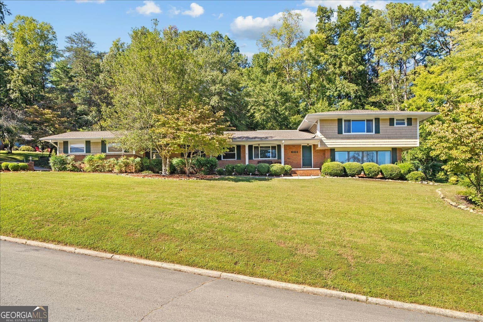 4 bedroom, 3 bathroom, 2,987 sq ft single family residence for sale at 1410 Sherwood Drive, Dalton, GA 30720