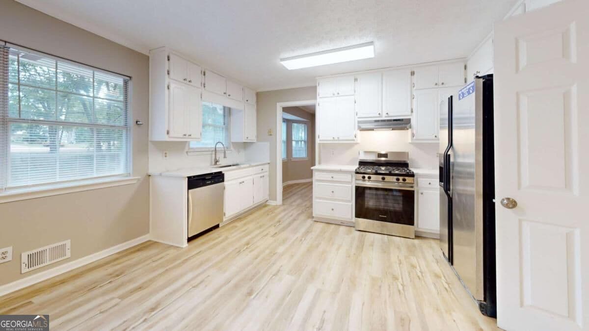 3 bedroom, 2.5 bathroom, 1,983 sq ft single family residence for sale at 4650 Westminster Drive, Ellenwood, GA 30294 — photo 6
