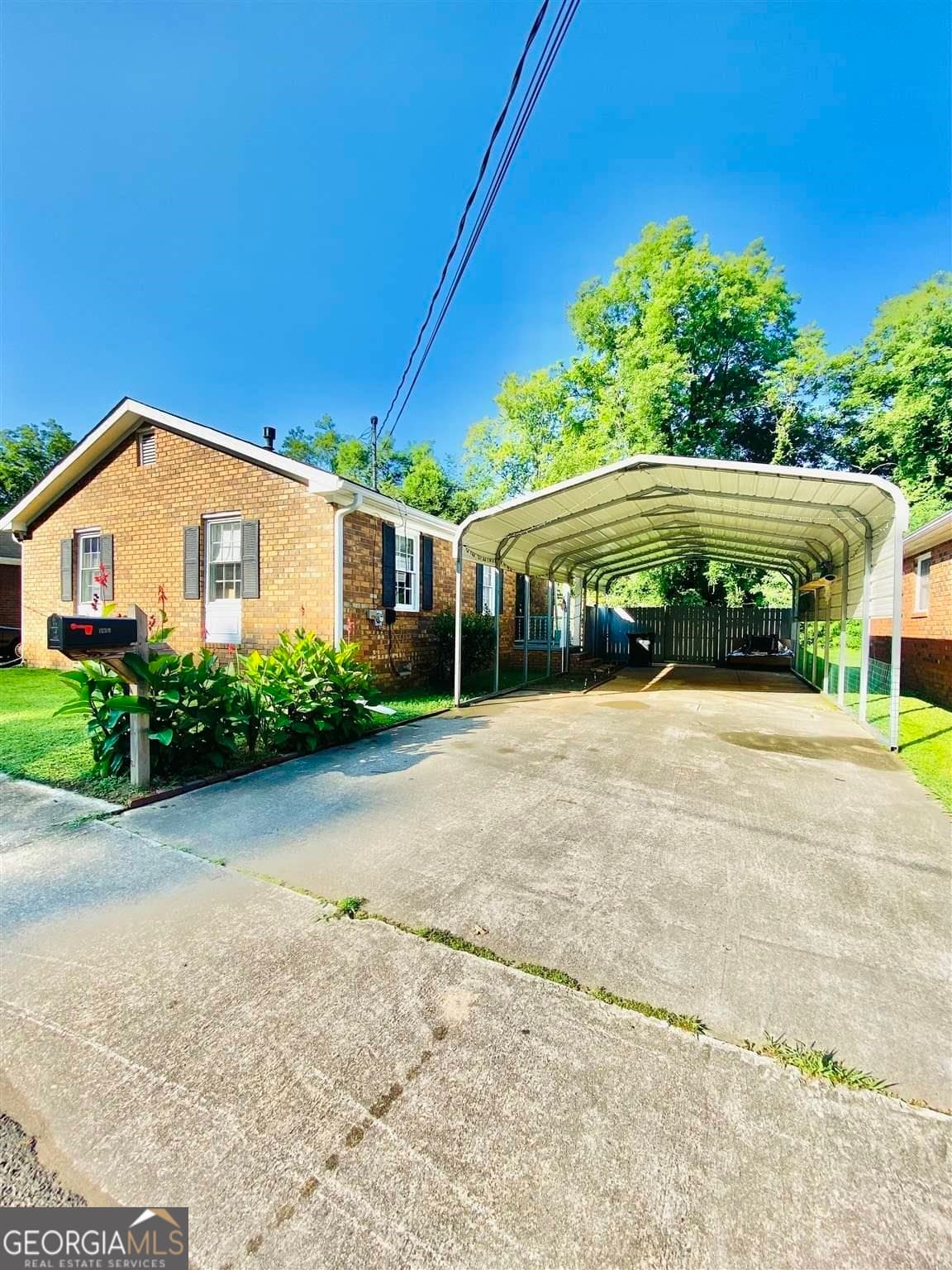 3 bedroom, 1 bathroom, 936 sq ft single family residence for sale at 1238 Mill Street, Gainesville, GA 30501 — photo 1 of 11