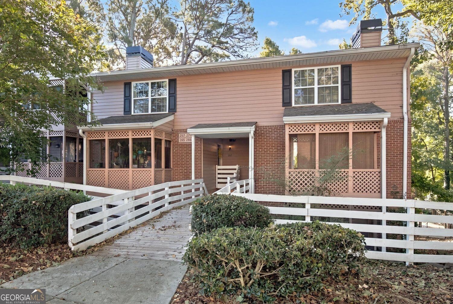 2 bedroom, 2.5 bathroom, 1,292 sq ft condominium for sale at 271 Quail Run, Roswell, GA 30076 — photo 1 of 52