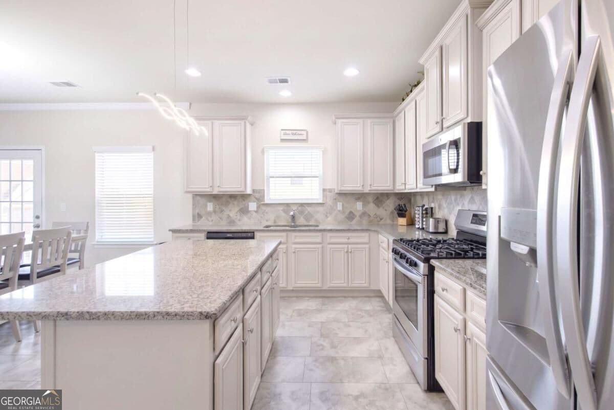 5 bedroom, 2.5 bathroom, 2,501 sq ft single family residence for sale at 2601 Glenbrook Lane, Conyers, GA 30012 — photo 9