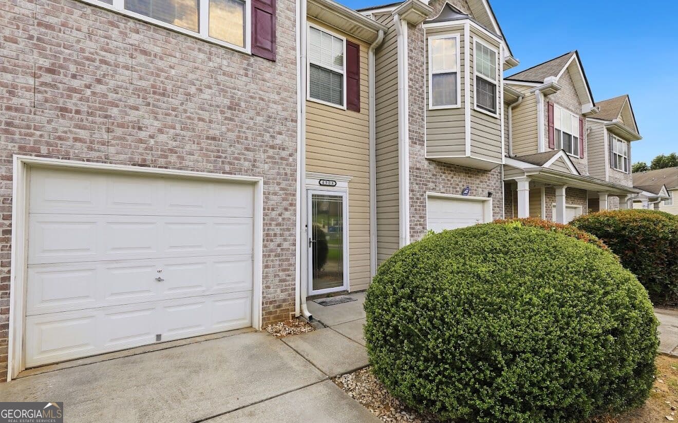 3 bedroom, 2.5 bathroom, 1,778 sq ft townhouse for sale at 4908 Sierra Way, South Fulton, GA 30349 — photo 4