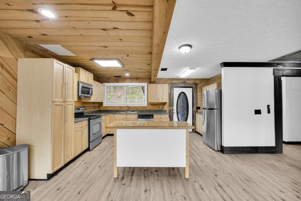 3 bedroom, 2 bathroom, 2,244 sq ft single family residence for sale at 110 Wilderness End, Clarkesville, GA 30523 — photo 6