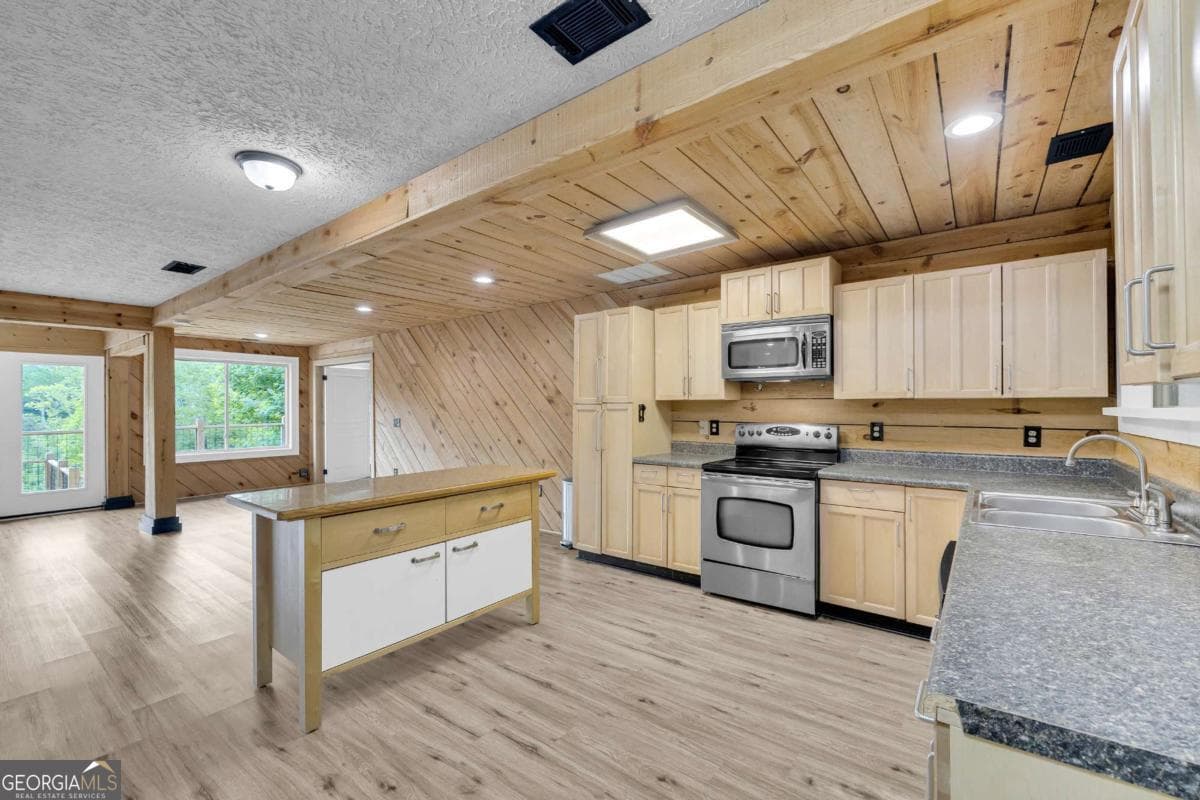 3 bedroom, 2 bathroom, 2,244 sq ft single family residence for sale at 110 Wilderness End, Clarkesville, GA 30523 — photo 10