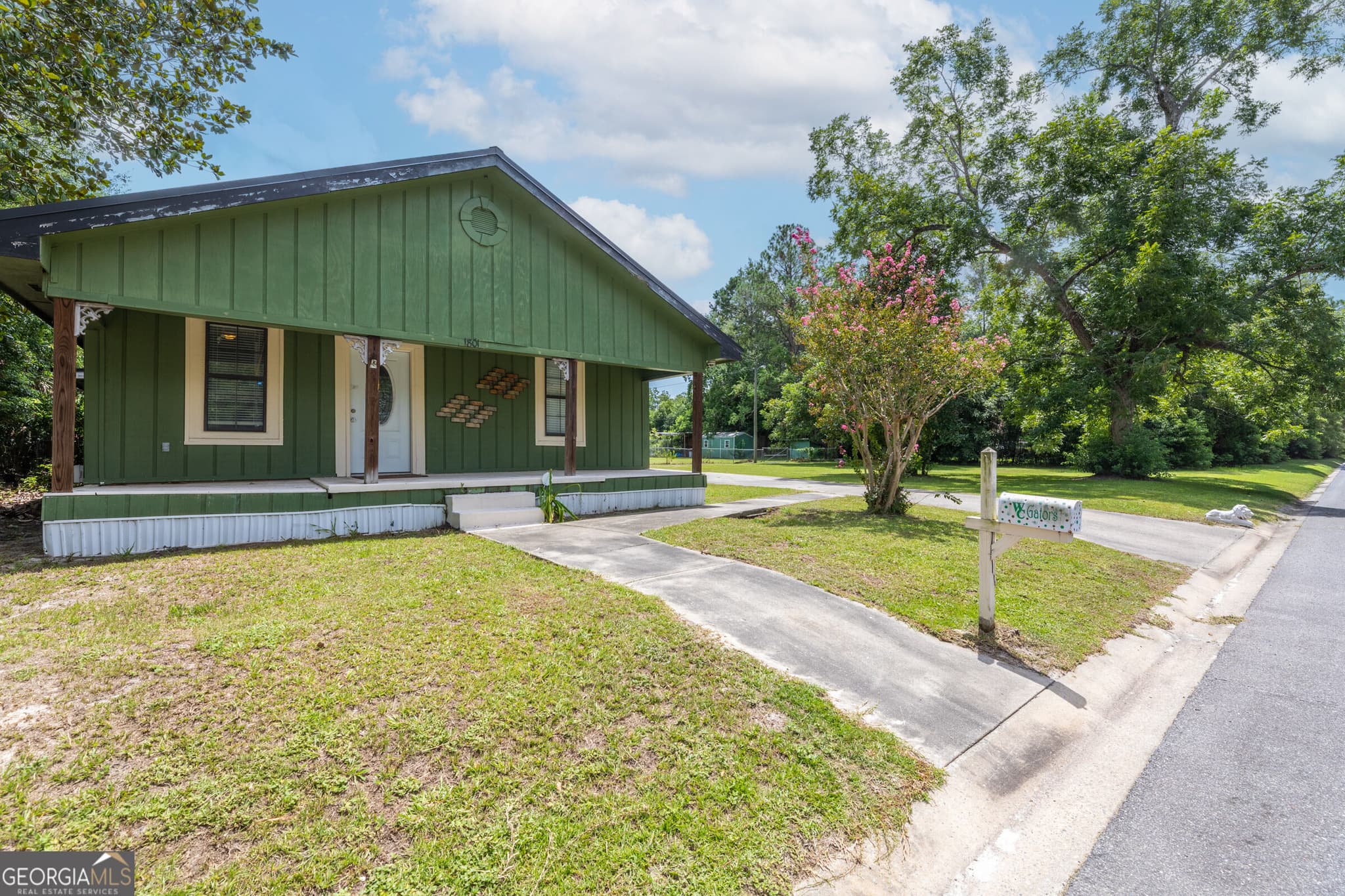 3 bedroom, 2 bathroom, 1,838 sq ft single family residence under contract at 1801 Creswell Street, Waycross, GA 31503 — photo 2
