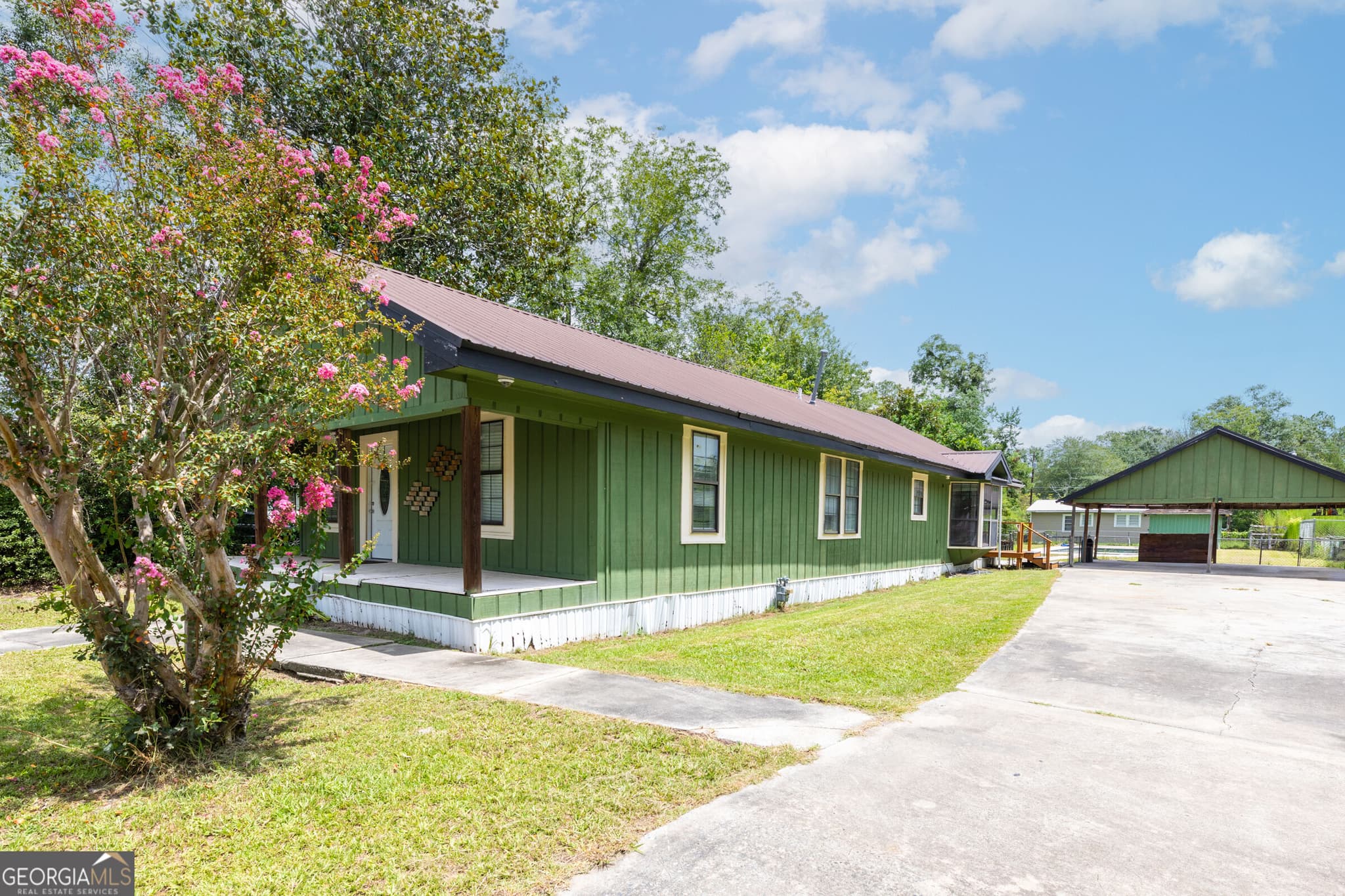 3 bedroom, 2 bathroom, 1,838 sq ft single family residence under contract at 1801 Creswell Street, Waycross, GA 31503 — photo 3