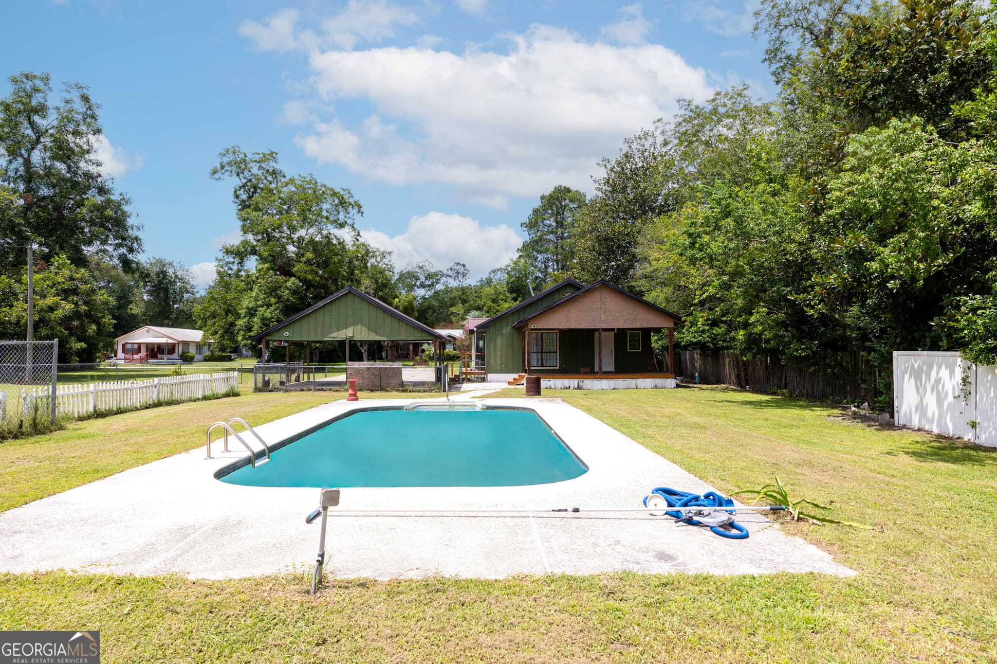 3 bedroom, 2 bathroom, 1,838 sq ft single family residence under contract at 1801 Creswell Street, Waycross, GA 31503 — photo 5