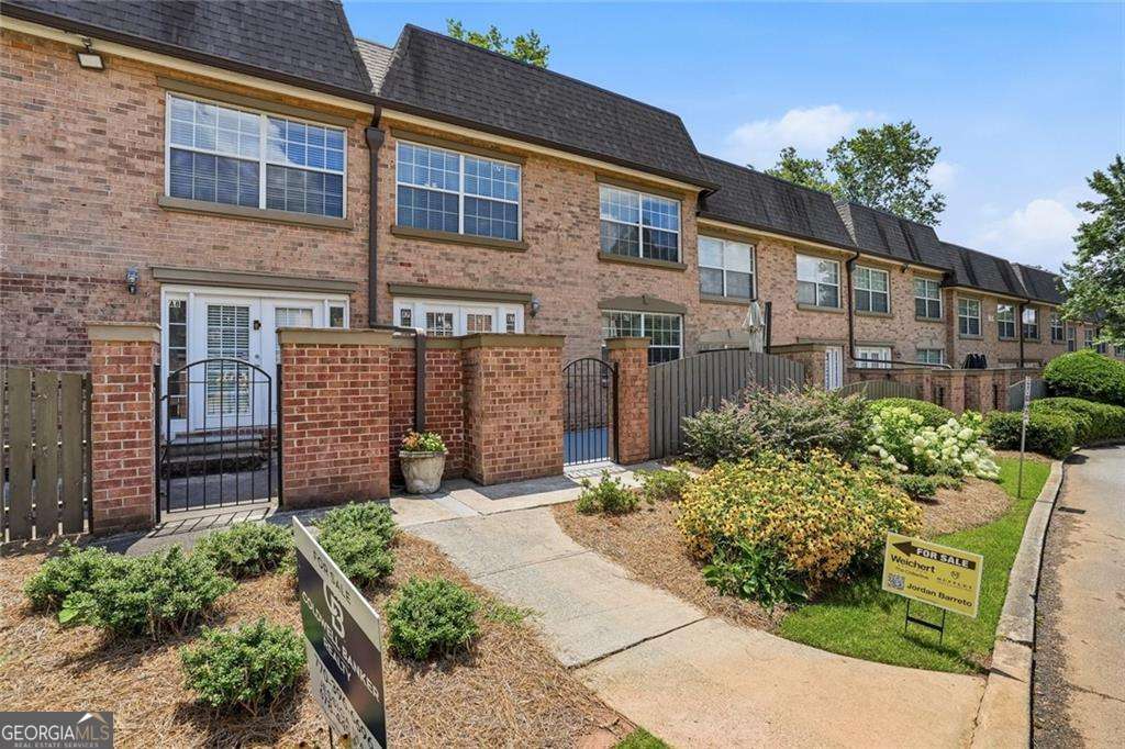 3 bedroom, 2.5 bathroom, 1,632 sq ft townhouse for sale at 6980 Roswell Road A7, Sandy Springs, GA 30328