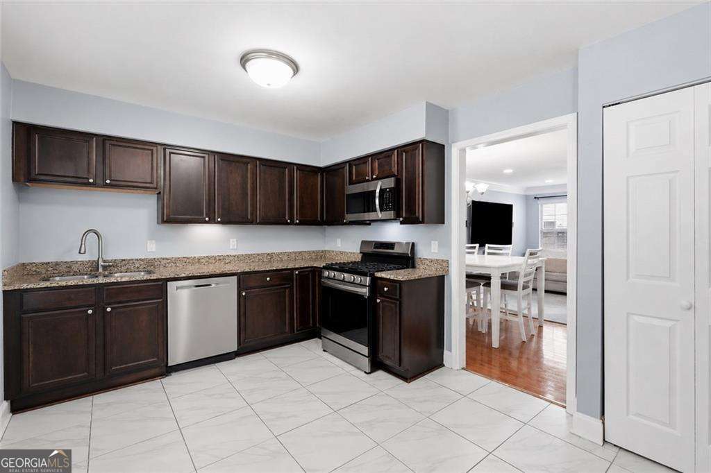3 bedroom, 2.5 bathroom, 1,632 sq ft townhouse for sale at 6980 Roswell Road A7, Sandy Springs, GA 30328 — photo 9