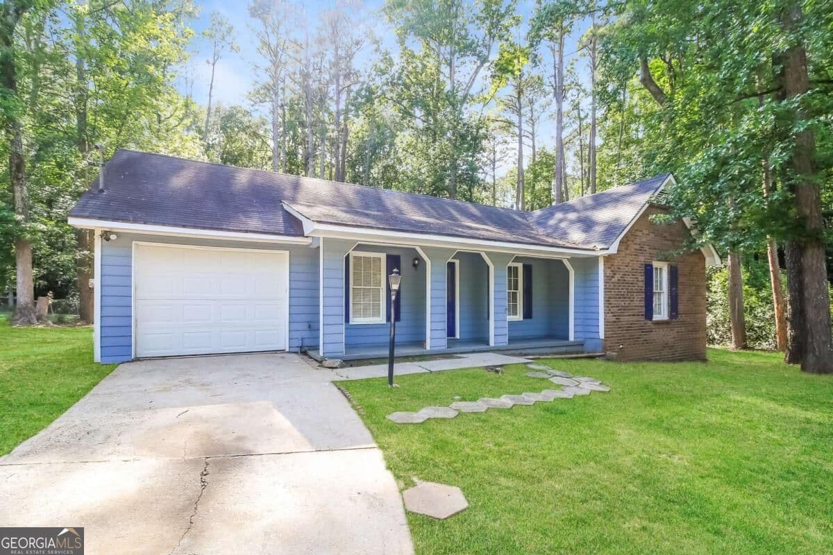 3 bedroom, 2 bathroom, 1,281 sq ft single family residence for sale at 8605 Collins Drive, Jonesboro, GA 30236 — photo 2