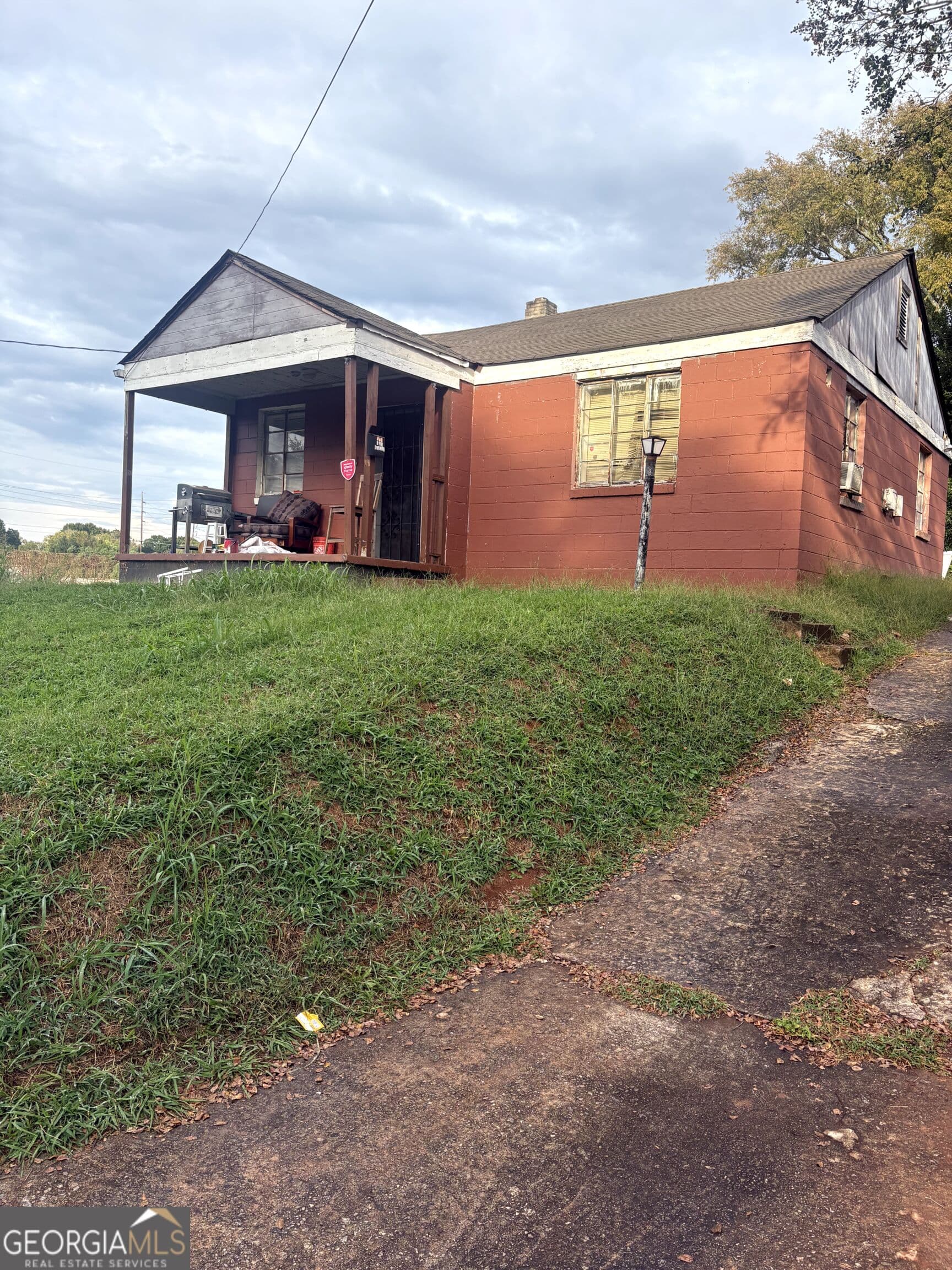 3 bedroom, 1 bathroom, 976 sq ft single family residence for sale at 922 Garibaldi Street, Atlanta, GA 30310 — photo 1 of 17