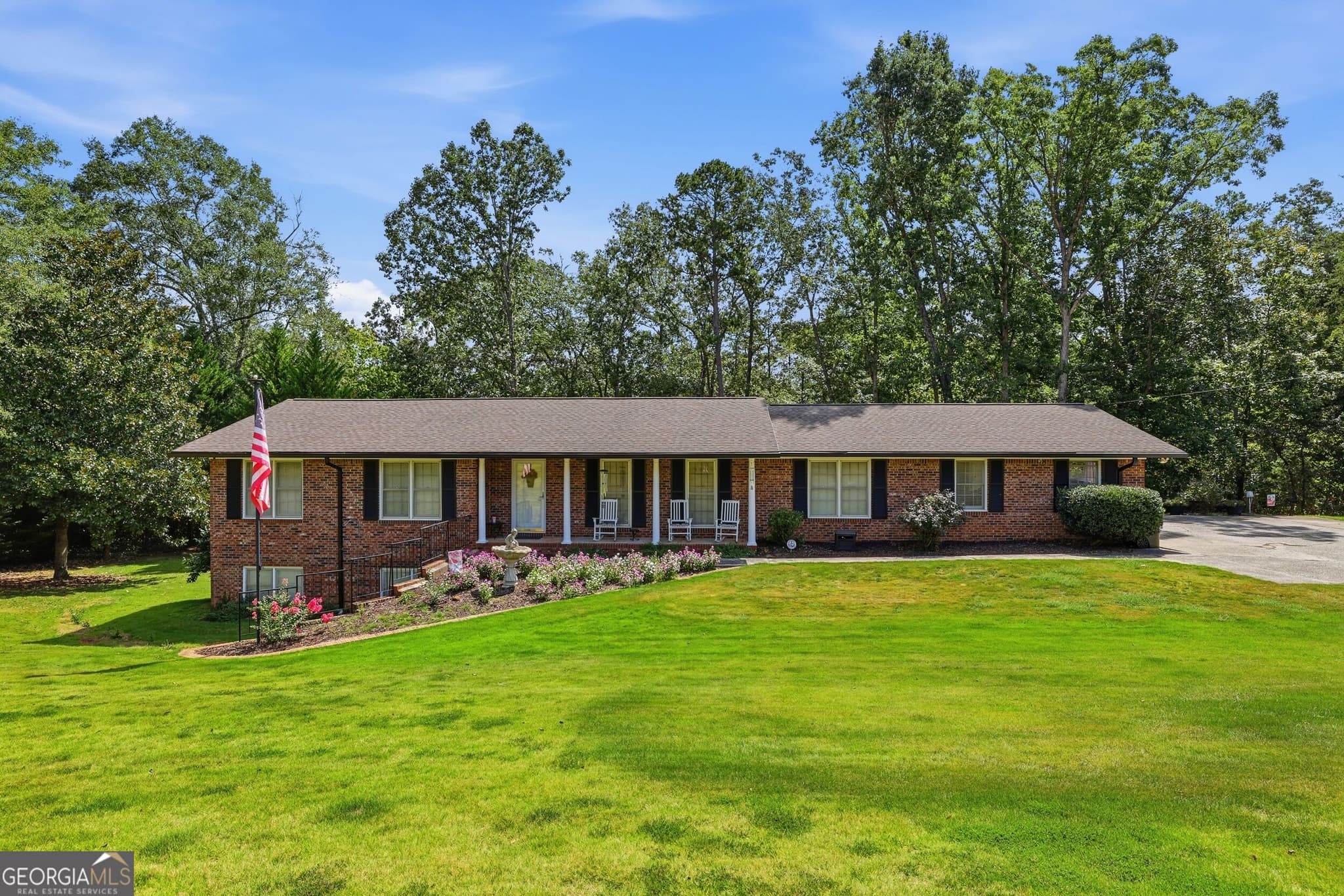 4 bedroom, 3.5 bathroom, 3,900 sq ft single family residence for sale at 155 Valley Road, Toccoa, GA 30577 — photo 2