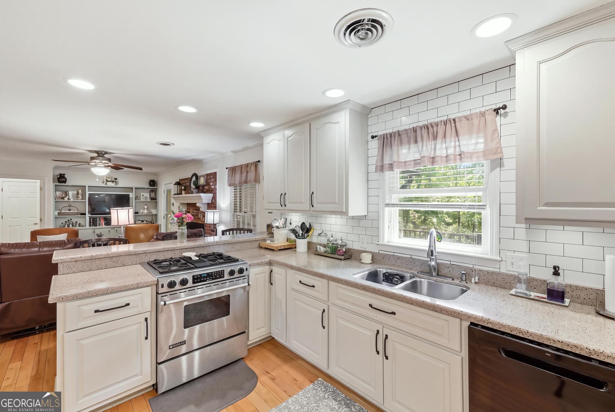 4 bedroom, 3.5 bathroom, 3,900 sq ft single family residence for sale at 155 Valley Road, Toccoa, GA 30577 — photo 8